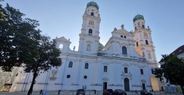 Passau, Almanya Mayıs 2023. St. Stephan Katedrali. St. Stephen Katedrali (Dom St. Stephan) Passau, Tuna Nehri ile Ilz Nehri 'nin birleştiği 