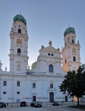 Passau, Almanya Mayıs 2023. St. Stephan Katedrali. St. Stephen Katedrali (Dom St. Stephan) Passau, Tuna Nehri ile Ilz Nehri 'nin birleştiği 