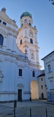 Passau, Almanya Mayıs 2023. St. Stephan Katedrali. St. Stephen Katedrali (Dom St. Stephan) Passau, Tuna Nehri ile Ilz Nehri 'nin birleştiği 