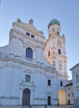 Passau, Almanya Mayıs 2023. St. Stephan Katedrali. St. Stephen Katedrali (Dom St. Stephan) Passau, Tuna Nehri ile Ilz Nehri 'nin birleştiği 