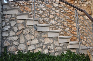 Güzel eski merdiven beyaz mermer ve taş duvar