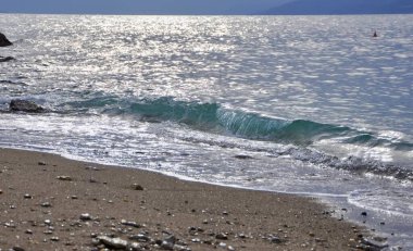 Güzel turkuaz köpüklü deniz dalgaları geliyor kumlu sahil, tropikal ada kıyısı.