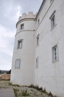 Kraljevica, Hırvatistan 26.03.2023.Kuleli Zrinski-Frankopan şatosunun dış cephesi. Zrinski-Frankopan 'ın şatosu ortaçağ kalesinin iç avlusunda. Kalenin avlusunda.