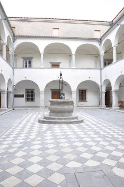 Kulesi ve mavi gökyüzü olan Zrinski-Frankopan kalesinin dışında. 'Zrinski-Frankopan' ın şatosu ortaçağ kalesinin iç avlusunda.