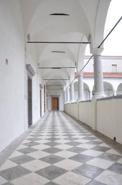 Kraljevica, Hırvatistan 26.03.2023.Kuleli Zrinski-Frankopan şatosunun dış cephesi. Zrinski-Frankopan 'ın şatosu ortaçağ kalesinin iç avlusunda. Kalenin avlusunda.