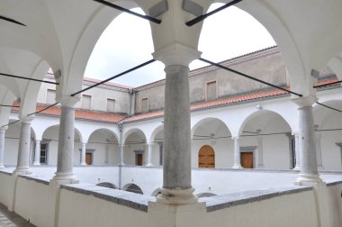 Kulesi ve mavi gökyüzü olan Zrinski-Frankopan kalesinin dışında. 'Zrinski-Frankopan' ın şatosu ortaçağ kalesinin iç avlusunda.