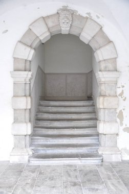 Kulesi ve mavi gökyüzü olan Zrinski-Frankopan kalesinin dışında. 'Zrinski-Frankopan' ın şatosu ortaçağ kalesinin iç avlusunda.