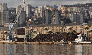 Rijeka, Hırvatistan 2 Nisan 2024. Rijeka rıhtımındaki hurda metal tesisi. Geri dönüşüm için metal sarma bir Rijeka limanında saklanır.