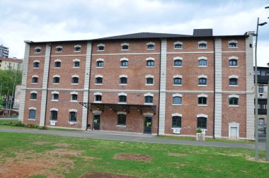 Rijeka, Hırvatistan 17.04.2024. Çocuk Evi, halkın kültürel ve sanatsal etkinlikleri için tasarlanan Rijeka kentinin yeni sözde q-art sanat merkezinin yenilenmiş bir binası..