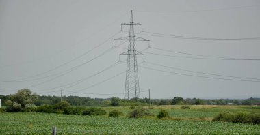 Dağlık bir çevredeki iletim hattının görüntüsü. Elektrik gücü yüksek gerilim iletim hattı..