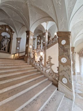 Salzburg, Avusturya 26.04.2023. Mirabell Sarayı ve Castle Garden, Salzburg, Salzburger Land, Avusturya. Saray, Salzburg Tarihi Merkezi 'nin bir parçasıdır..