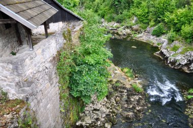 Rastoke, Hırvatistan 'ın Picturesque Rastoke Köyü' nün suları. Rastoke, Rastoke 'taki Korana Nehri' ne akan Slunjcica Nehri ile bilinen Slunj kasabasında yer alan bir köydür..