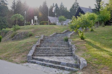 Hırvatistan 'daki Risnjak ulusal parkı, ormanın ortasındaki restoran. Hırvatistan 'ın ulusal parkı Risnjak, güneşli bir günde ağaçlar.