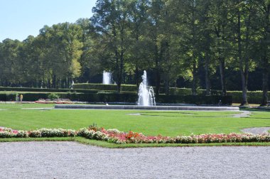 HERRENINSEL, GERMANY - 9 Eylül 2023: Herrenchiemsee Sarayı (Yeni Saray), Bavyera en ünlü kalelerden ve Kral II. Herrenchiemsee Sarayı Parkı Çeşmesi 