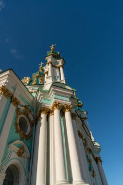 Kyiv 'deki Andrews Katedrali mavi gökyüzüne karşı