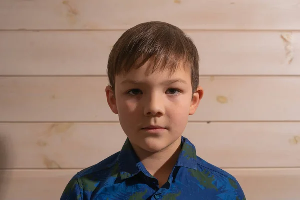 Porträtt Pojke Gammal Brunett Blå Skjorta Mycket Allvarlig Titt — Stockfoto