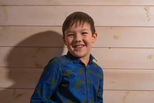 Πορτρέτο Ενός Αγοριού Ετών Μελαχρινή Μπλε Πουκάμισο Γέλια — Φωτογραφία Αρχείου