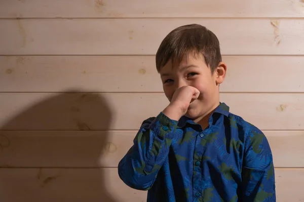 Πορτρέτο Ενός Αγοριού Ετών Μελαχρινή Μπλε Πουκάμισο Καλύπτει Μύτη Δάχτυλα — Φωτογραφία Αρχείου