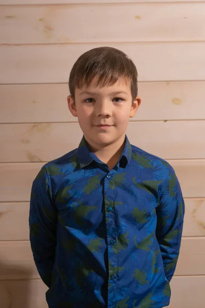Retrato Niño Años Morena Con Camisa Azul Sonriendo Con Los — Foto de Stock