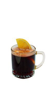Alkolik sıcak şarap. Limonlu siyah içecek. Köpük ve tarçın. Beyaz arkaplanda izole