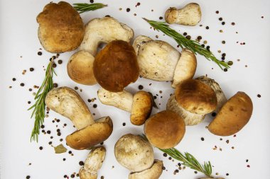 Biberiyeli ve biberli çörekler. Üst Manzara. Beyaz arkaplanda izole.