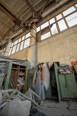 Melek kız kaosla çevrili duruyor. Kişinin ve toplumun görüntüsü