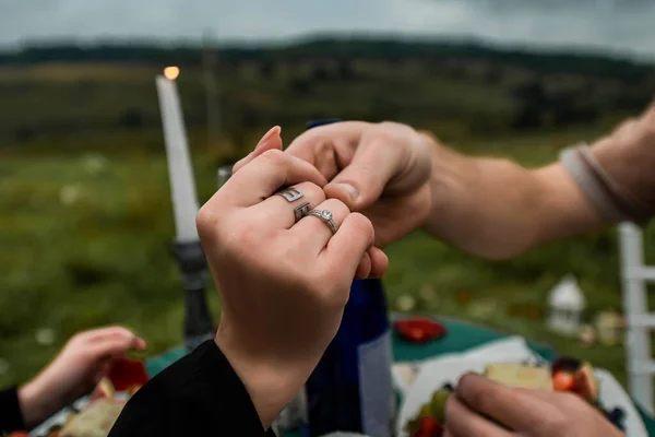 Молодята Тримаються Руки Церемонія Заручин Вона Сказала Кільце Діамантом Ніжній — стокове фото