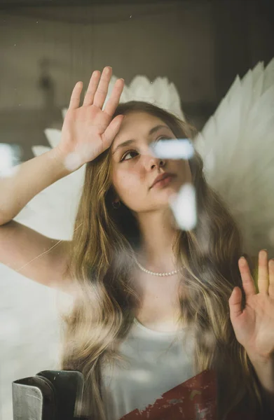 Anielska Dziewczyna Długimi Włosami Piękną Twarzą Położyła Ręce Szkle Tajemniczo — Zdjęcie stockowe