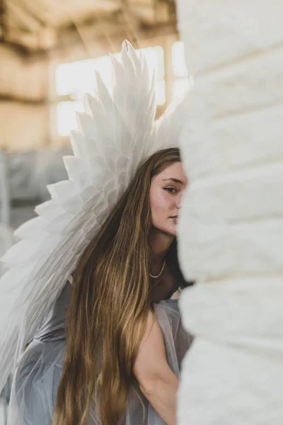 魅力的な大人の天使の少女の肖像画 美しいファッションモデル 白い鳥の羽を持つ女性 ギリシャの女神の衣装 製造業 — ストック写真