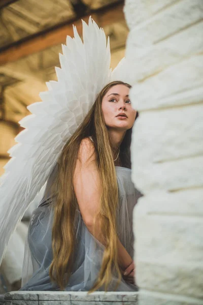 Amazing Young Beauty Guise Angel Looks Out Wall Gazes Distance — Stock Photo, Image