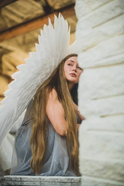 Amazing Young Beauty Guise Angel Looks Out Wall Gazes Distance — Stock Photo, Image