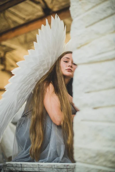 Удивительная Юная Красота Образе Ангела Смотрит Стены Восхищением Смотрит Камеру — стоковое фото