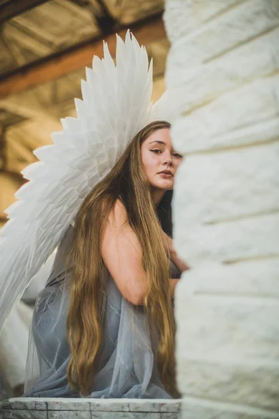 Удивительная Юная Красота Образе Ангела Смотрит Стены Восхищением Смотрит Камеру — стоковое фото
