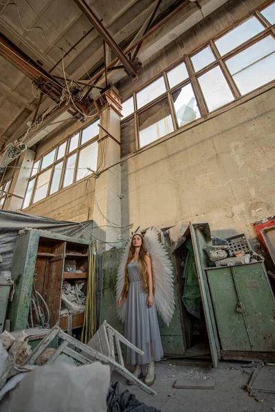 天使の少女の混乱に囲まれて立っている 人と社会のイメージ — ストック写真