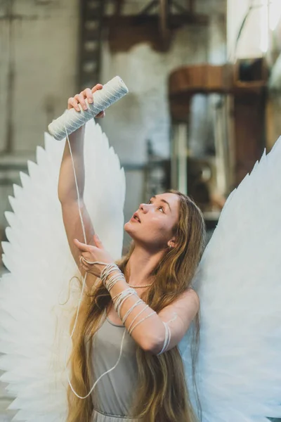 Angel Girl Avec Grandes Ailes Blanches Debout Dans Atelier Avec — Photo