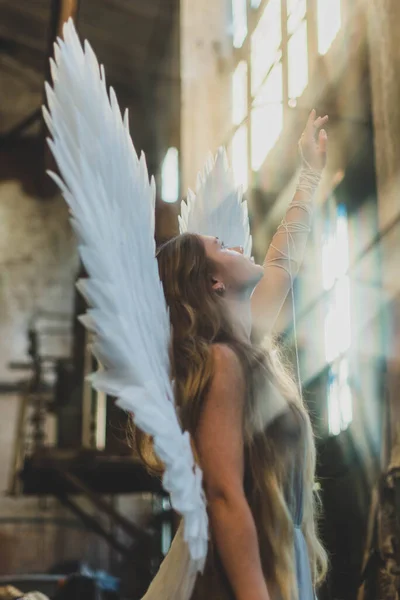 Het Engelenmeisje Staat Rommelige Werkplaats Een Meisje Met Vleugels Haar — Stockfoto