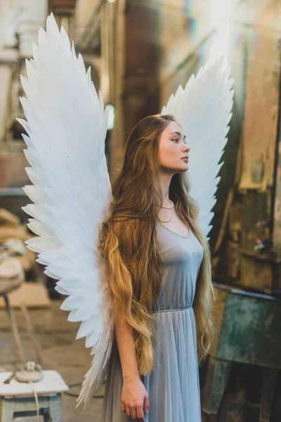 Молодая Красивая Девушка Длинными Волосами Белыми Крыльями Ангел Смотрит Окно — стоковое фото