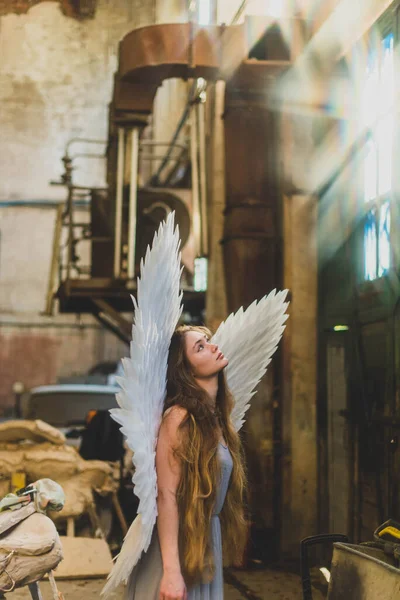 Дівчина Ангельськими Крилами Стоїть Студії Архітектора Піднятою Головою Творчий Безлад — стокове фото