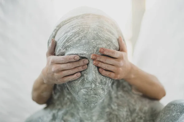 Статуя Жінки Очі Статуї Вкриті Руками Дівчини Створення Скульптури — стокове фото