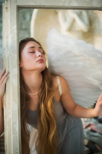 Tijd Verder Gaan Een Engelenmeisje Met Lang Haar Houdt Een — Stockfoto