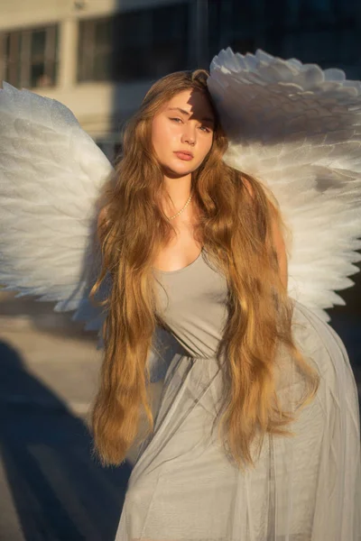 Красивая Девушка Длинными Светлыми Волосами Ангельская Девочка Большими Крыльями Стоит — стоковое фото