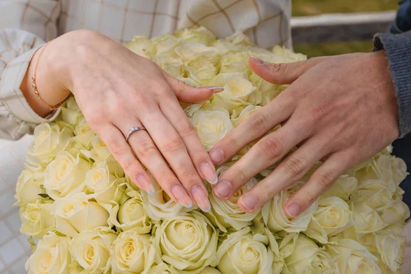 Man Woman Hand Wedding Ring Offer Hand Heart Bouquet Roses — Stock Photo, Image