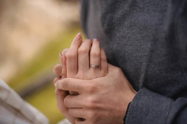Adam Kadına Evlenme Teklif Etti Evet Dedi Nişan Bir Erkek — Stok fotoğraf
