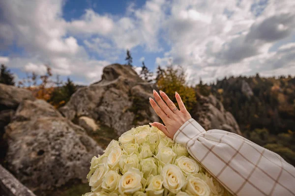 Yüzüklü Narin Kadın Eli Dağlarda Nişanlandık Bir Buket Beyaz Gül — Stok fotoğraf