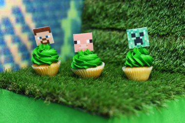 Lviv, Ukrayna - 5 Mayıs 2023: Yeşil çimen arka planda Minecraft oyunu hayranı için doğum günü çikolatası. Yenilebilir yeşil çimlerle süslenmiş bir av köpeği için kek.