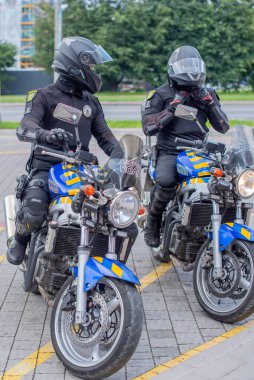 14 Temmuz 2023. Lviv, Ukrayna. Lviv 'de yeni bir polis devriyesi polis motorlarıyla şehirde devriye geziyor..