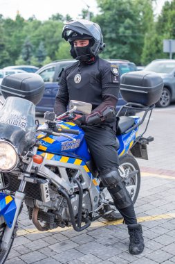 14 Temmuz 2023. Lviv, Ukrayna. Lviv 'de yeni bir polis devriyesi polis motorlarıyla şehirde devriye geziyor..