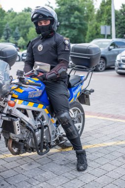 14 Temmuz 2023. Lviv, Ukrayna. Lviv 'de yeni bir polis devriyesi polis motorlarıyla şehirde devriye geziyor..