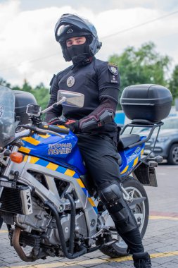 14 Temmuz 2023. Lviv, Ukrayna. Lviv 'de yeni bir polis devriyesi polis motorlarıyla şehirde devriye geziyor..