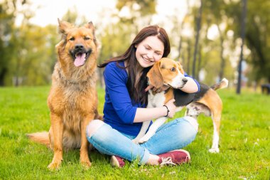 Kızla köpek parkta